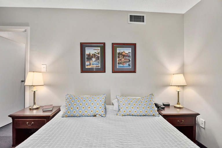 Bedroom 3, Second Conference Standard Suite Bay View, Cecil
