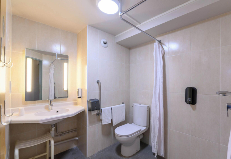 Bathroom 4, B&B HOTEL Creil Chantilly, Oise