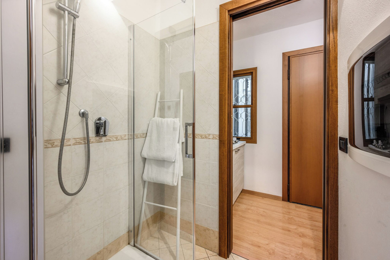 Bathroom 3, Emilia Studios 6, Modena
