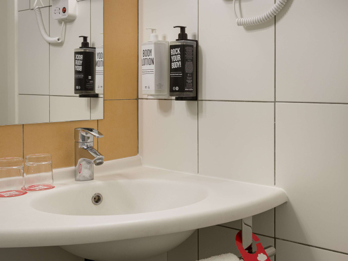 Bathroom 4, ibis Kyiv City Center, Shevchenkivs'kyi
