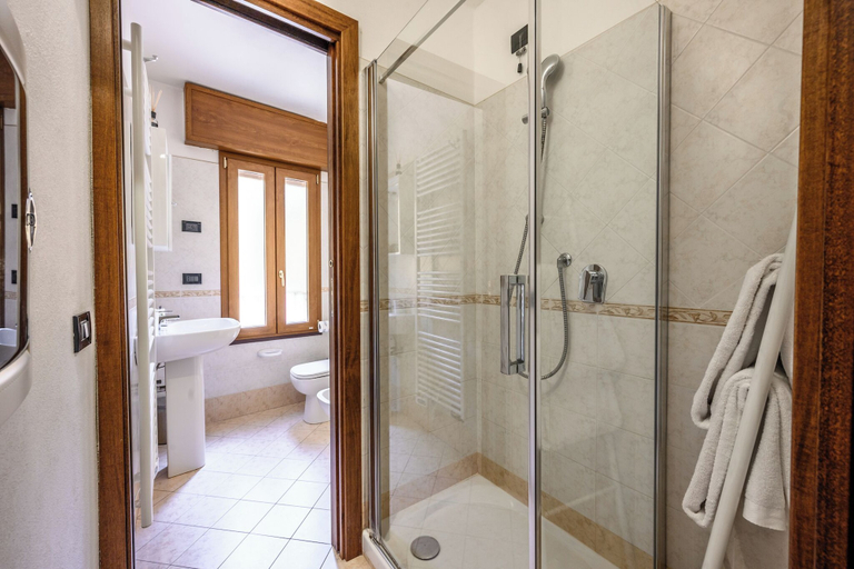 Bathroom 5, Emilia Studios 6, Modena