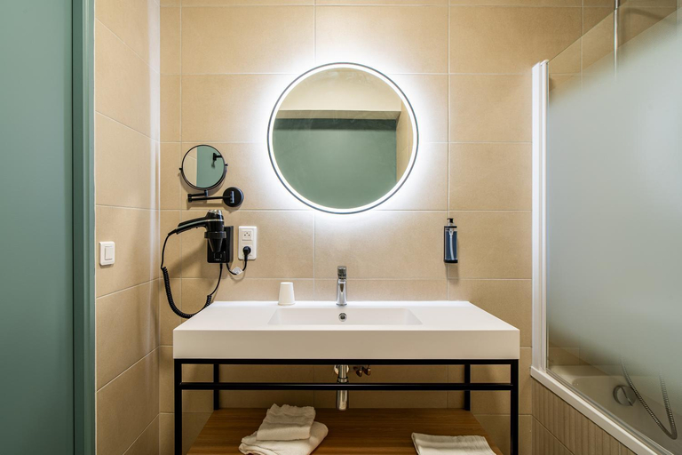 Bathroom 4, Kyriad Limoges - Ester, Haute-Vienne