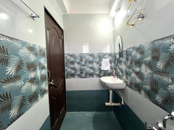 Bathroom 4, The Serenity Resort, Satara
