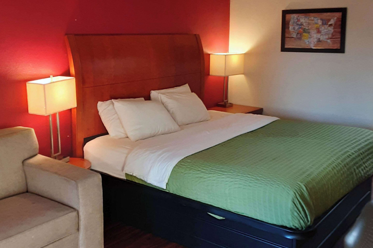 Bedroom 3, Econo Lodge Inn & Suites Griffin North, Spalding