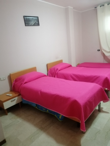 Bedroom 3, Malik di Bendesh Bibi, Bergamo