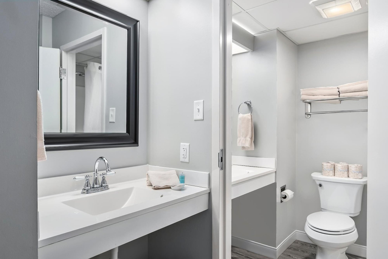 Bathroom, First Floor Standard Deluxe King, Cecil