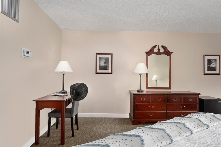 Bedroom 2, Center Parlor Room at Sandy Cove, Cecil