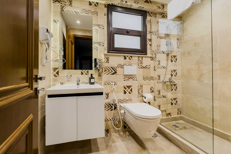 Bathroom 3, Ample & Artistic 2bdr Apt. 5 min to CAI Airport, An-Nuzhah