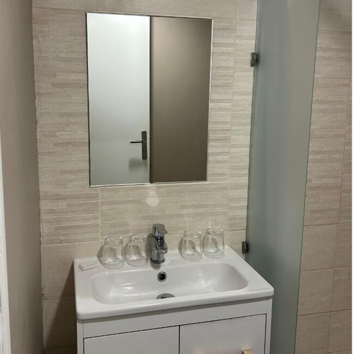 Bathroom 4, Hôtel Le Carnon, Hérault