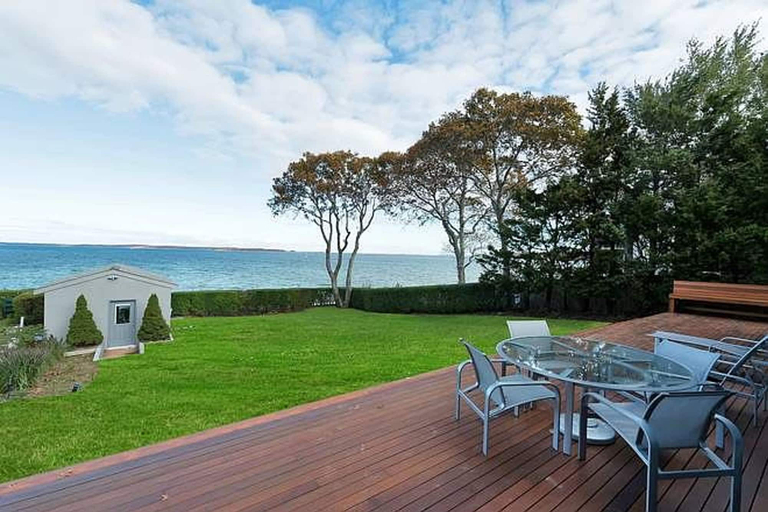 Room 4, Sunset Villa by Rove Beachfront w Deck Pool, Suffolk