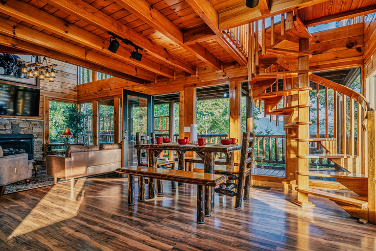 Room 4, Mountain Majesty With Spectacular Views, Sevier