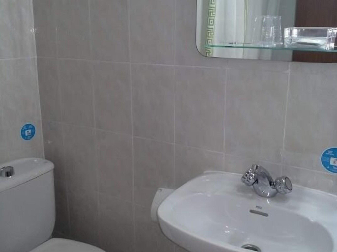 Bathroom 5, Hostal Esmeralda, Madrid