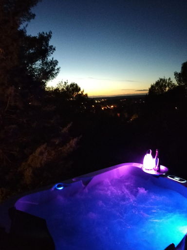 Sport & Beauty 4, Moulin Rouge Provencal Suite Premium avec jacuzzi exterieur, Bouches-du-Rhône