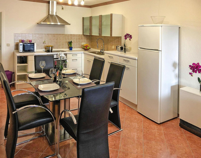 Dining 5, Schones Ferienhaus mit Terrasse, Mecklenburgische Seenplatte