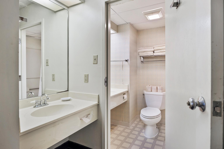 Bathroom 4, Second Conference Family Deluxe Bay View, Cecil