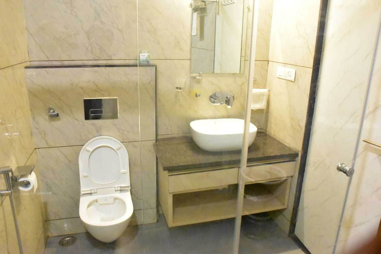 Bathroom, Hotel Atiraj, Shahdol