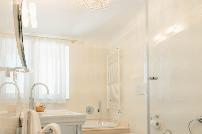 Bathroom 5, Leonardo Trulli Resort, Bari