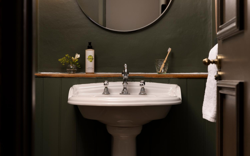 Bathroom 5, New Park Manor Hotel, Hampshire