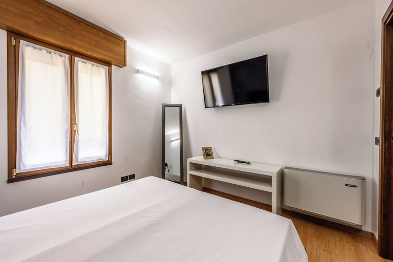 Bedroom 2, Emilia Studios 6, Modena