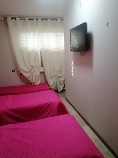 Bedroom 5, Malik di Bendesh Bibi, Bergamo