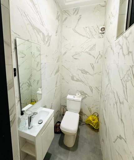 Bathroom 3, Mankatiwa Court Apartmentnt, Ga West