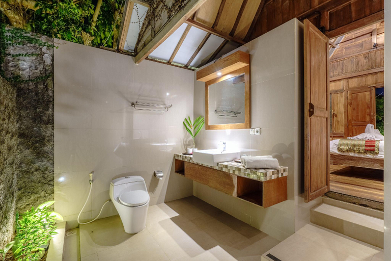 Bathroom 13