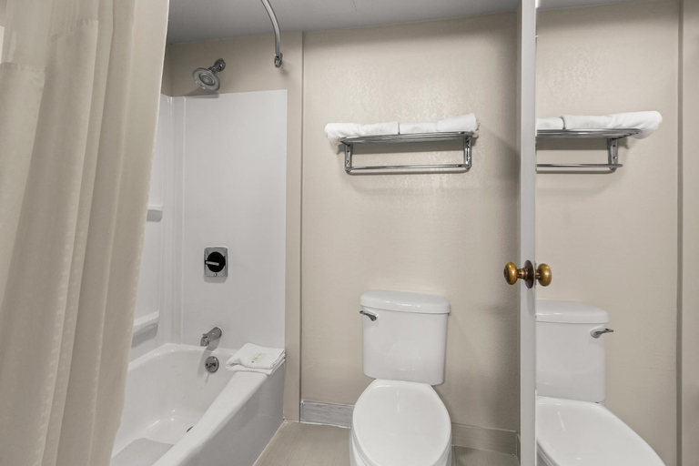 Bathroom 4, Suburban Studios Altoona, Blair