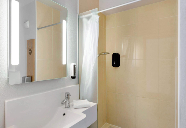 Bathroom 5, B&B HOTEL Dunkerque Centre Gare, Nord