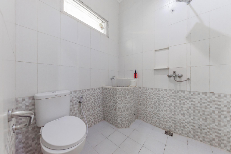 Bathroom 16
