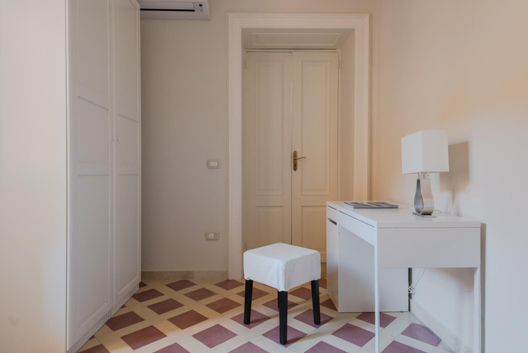 Room 4, Appartamento Darsena With Terrace by Wonderful Italy, Syracuse
