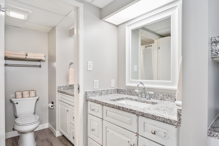 Bathroom 4, First Floor Bay View Deluxe Suite, Cecil