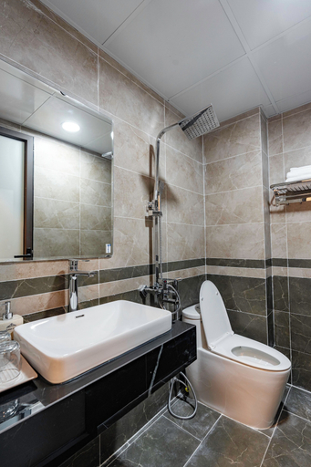 Bathroom 4, Golden Crown Hotel, Long Biên