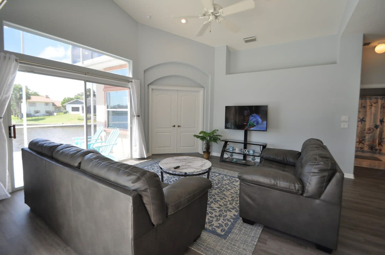 Room 2, Canal Home w Heated Pool Dock, Flagler