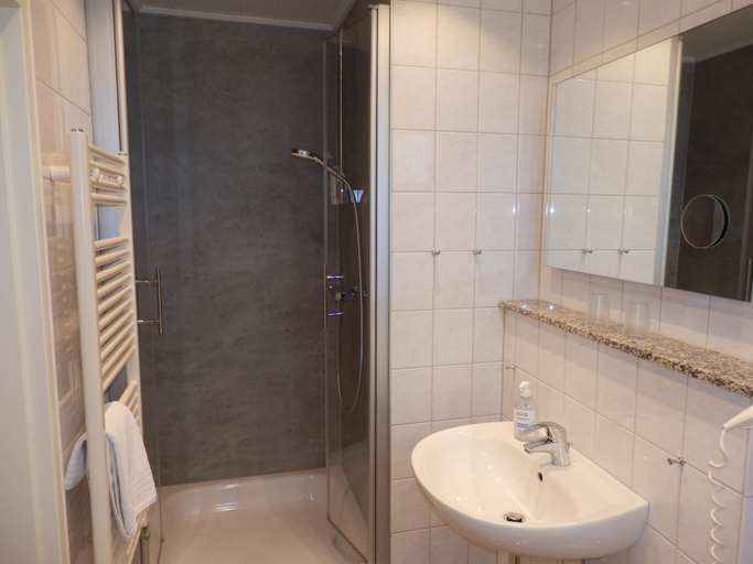 Bathroom 4, Hotel Bellevue, Hameln-Pyrmont
