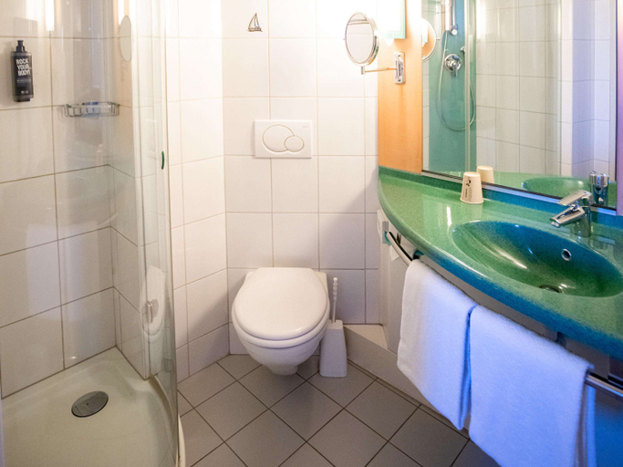 Bathroom 10
