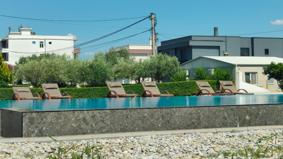 Others 4, Lula Apartments