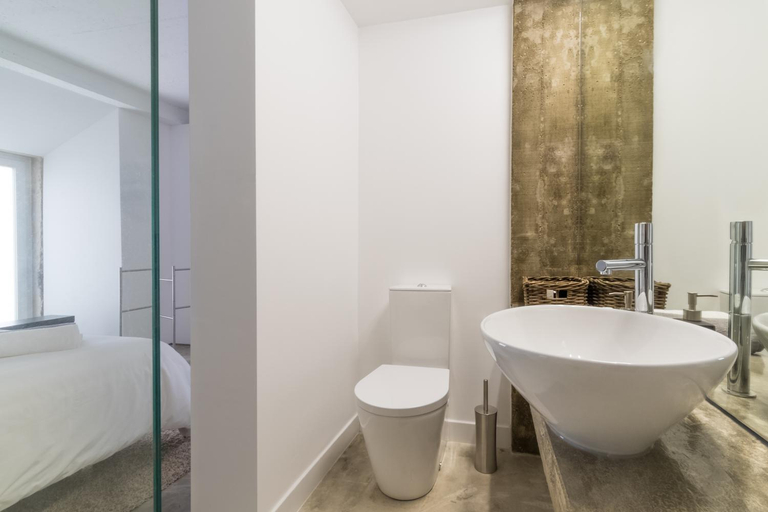 Bathroom 2, Fran Pacheco 39 (downtown apartment), Setúbal