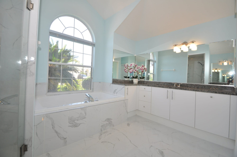 Room 4, Canal Home w Heated Pool Dock, Flagler