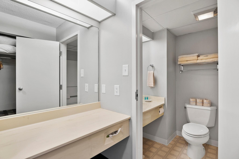 Bathroom 4, Second Floor East Standard Suite, Cecil