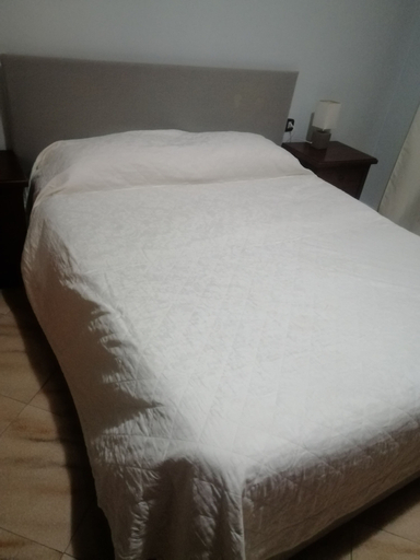 Bedroom 4, Malik di Bendesh Bibi, Bergamo