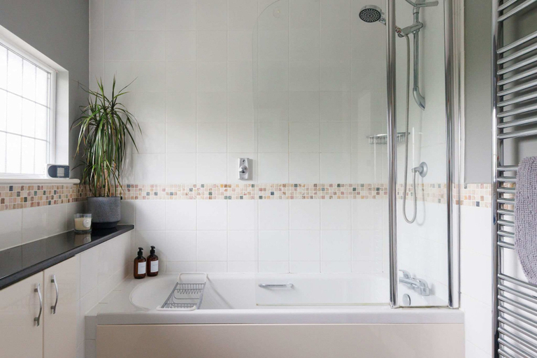 Room 4, Charming Beach Getaway - Spacious 4BR Sunny Garden, West Sussex