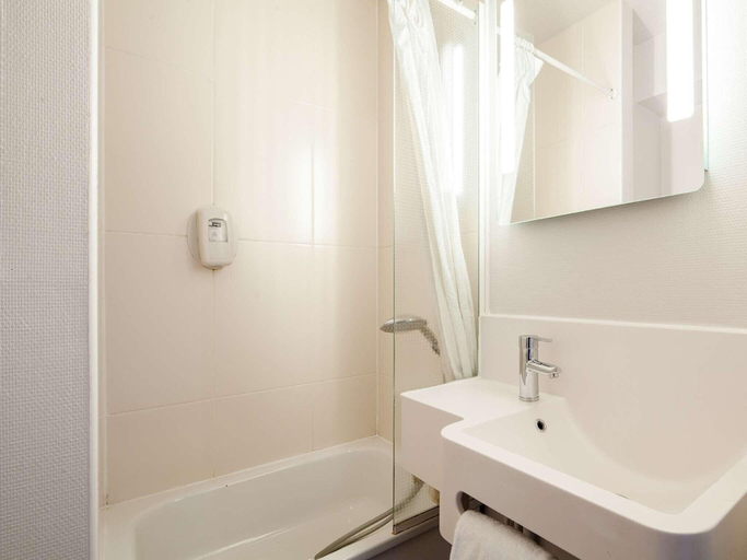 Bathroom 4, B&B HOTEL Creil Chantilly, Oise