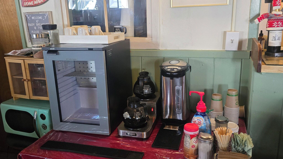 Public Area 3, Cinnamon Bear Inn, Mono