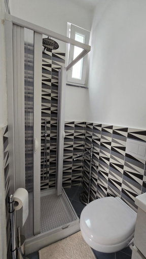 Others 5, La casa di Giuliana piano terra con cucina e lavatrice, Napoli