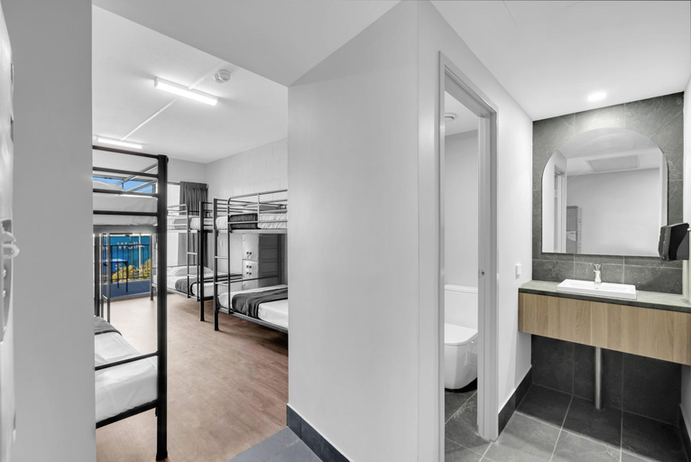 Bathroom 3, Gilligan’s Hotel & Resort, Cairns