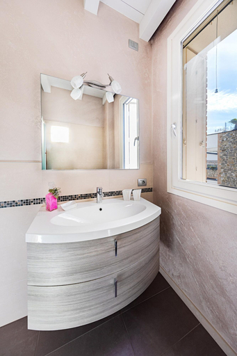 Bathroom 4, Warda C11 con Piscina by Wonderful Italy, Brescia