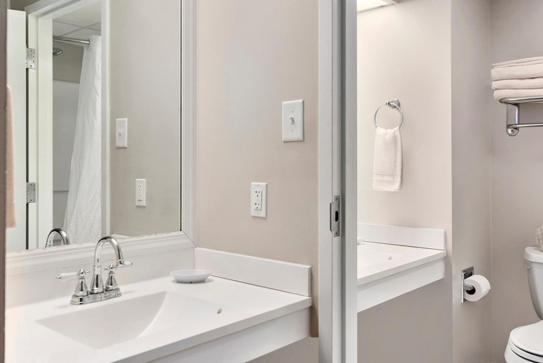 Bathroom, Top Floor Family Deluxe Bay View, Cecil