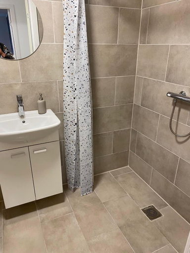 Bathroom 2, Bed minus breakfast Den hyggelige kælder, Guldborgsund