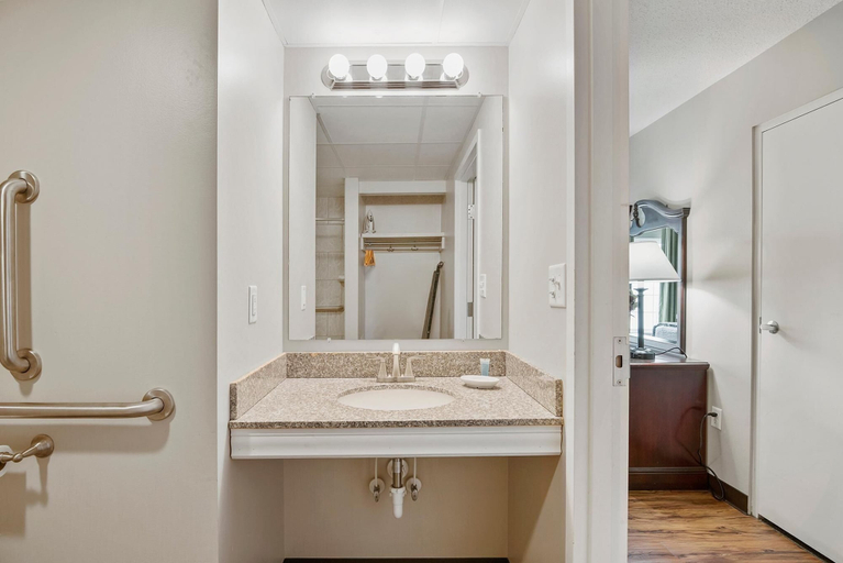 Bathroom 4, Top Floor Handicap Accessible Bay View, Cecil