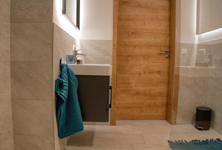 Bathroom 3, myQuartier City Chalets digital self check in, Innsbruck